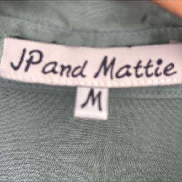 JP and Mattie Green Ruffles Blouse Mother of Pearl Buttons Size Medium - Picture 11 of 12